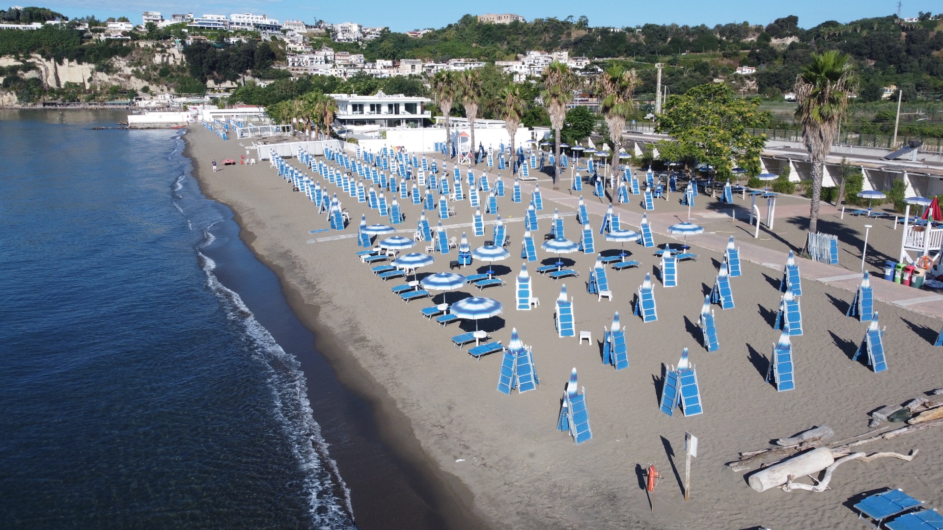 La spiaggia del Lido Napoli vista dall'alto