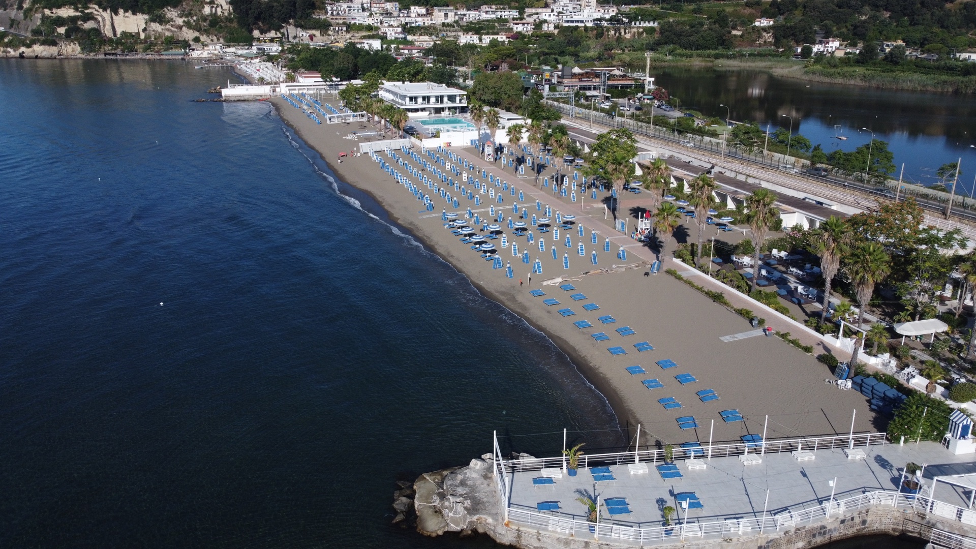 Vista aerea del Lido Napoli con spiaggia, molo e Lago di Lucrino