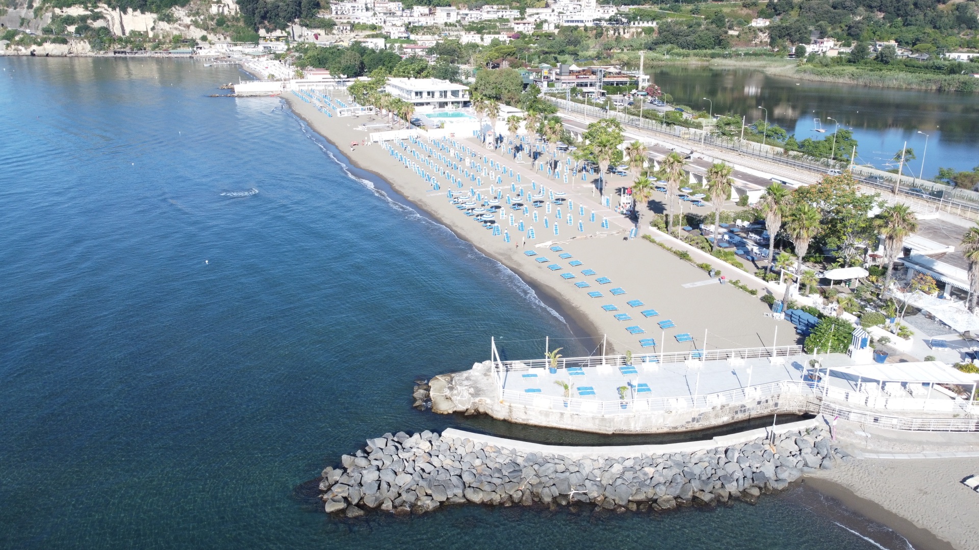 Vista aerea del molo, della spiaggia e del mare di Pozzuoli