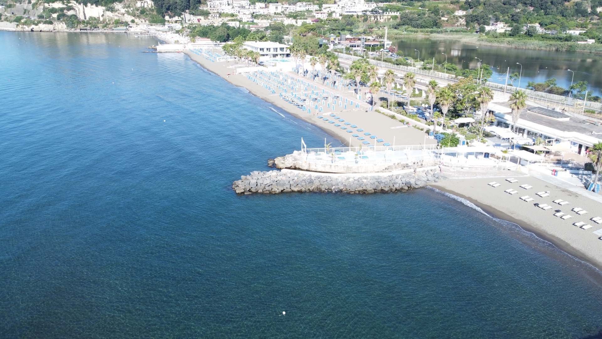 Il molo del Lido Napoli e il mare aperto