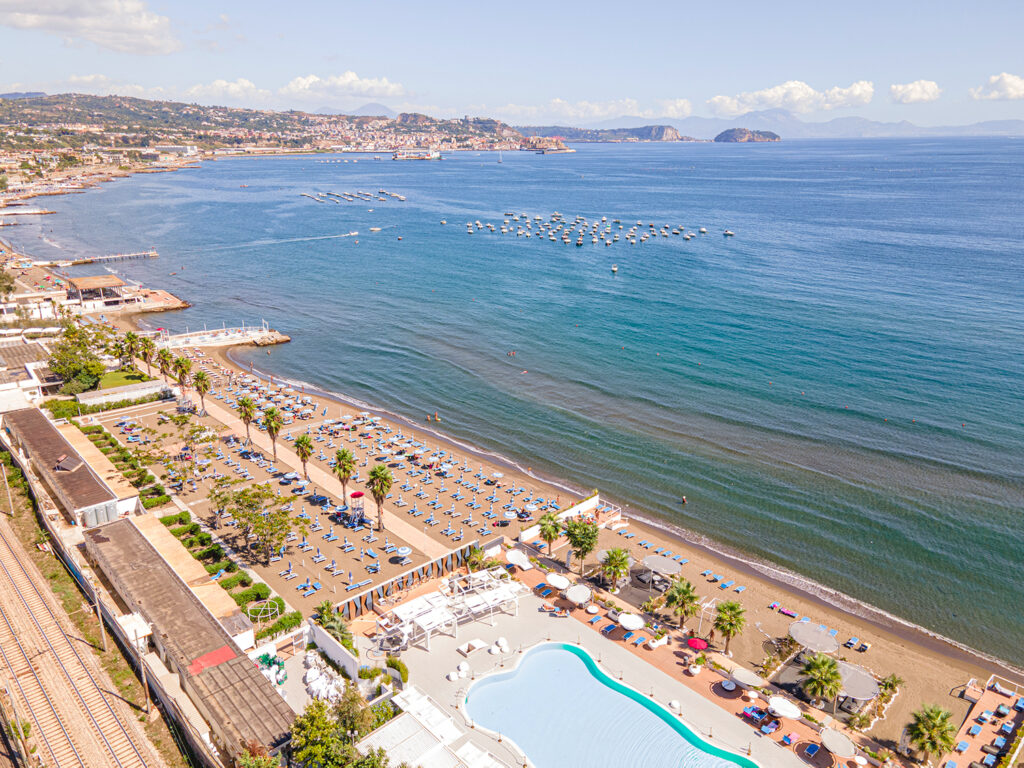 Vista aerea del Lido Napoli e della costa di Lucrino
