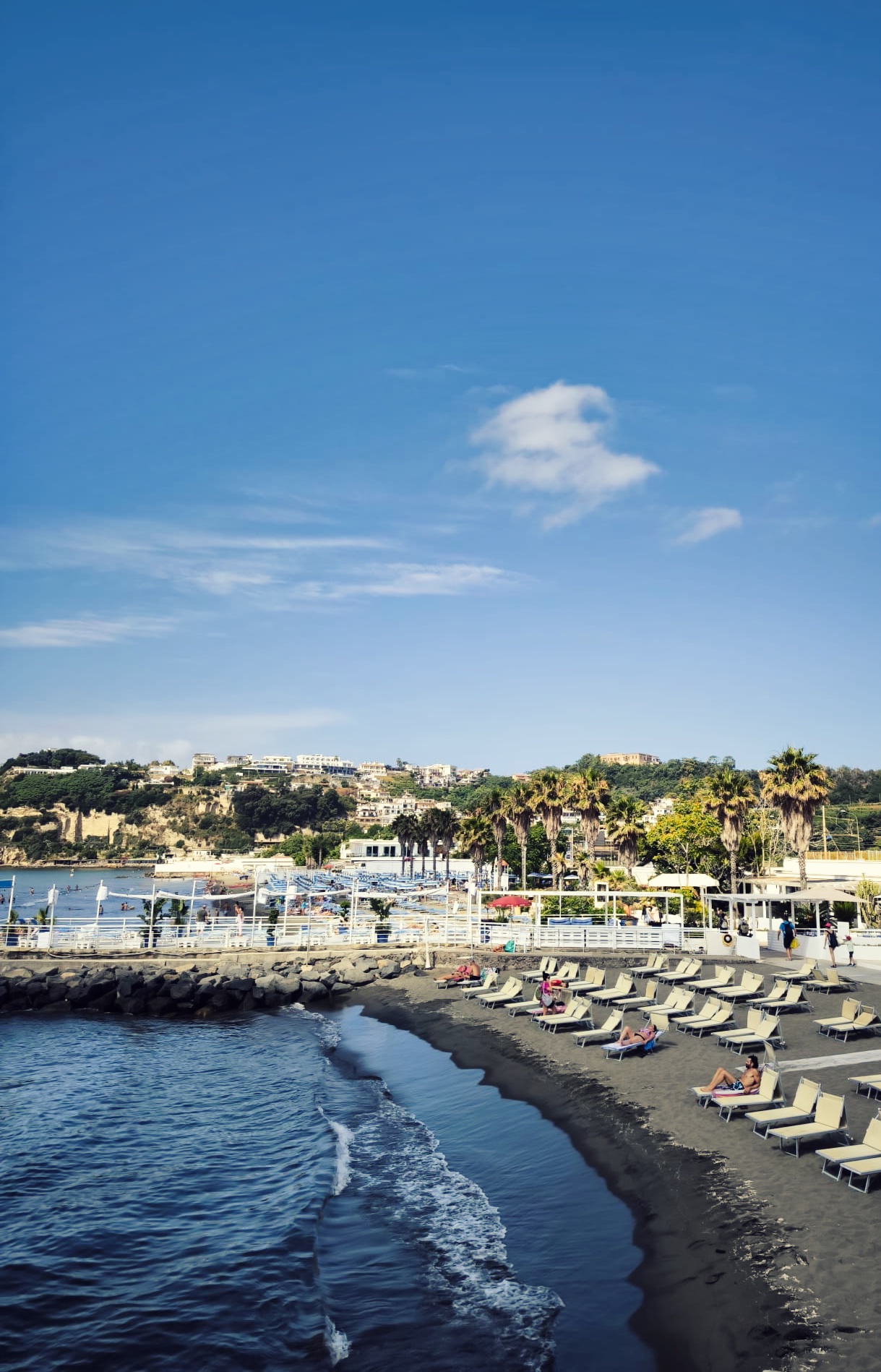 Spiaggia del Lido Napoli vista dal basso con ombrelloni e mare