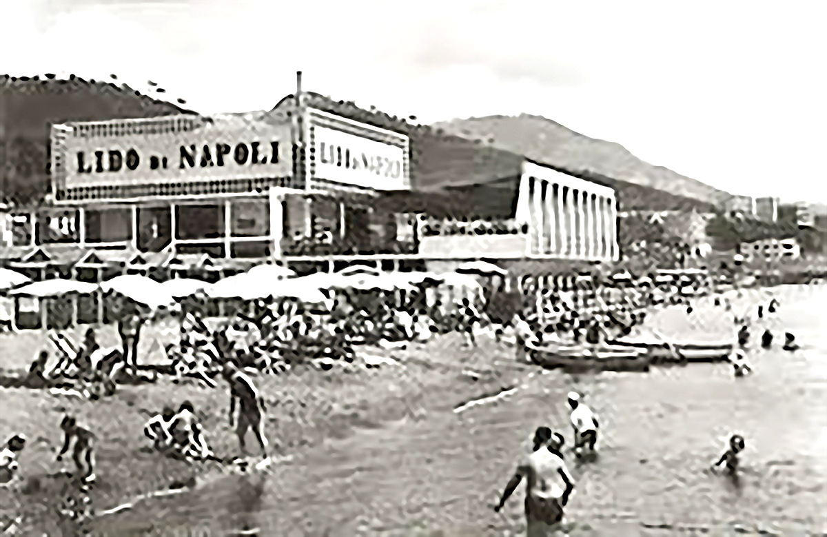 Lido di Napoli negli anni '30, bagnanti sulla spiaggia di Lucrino